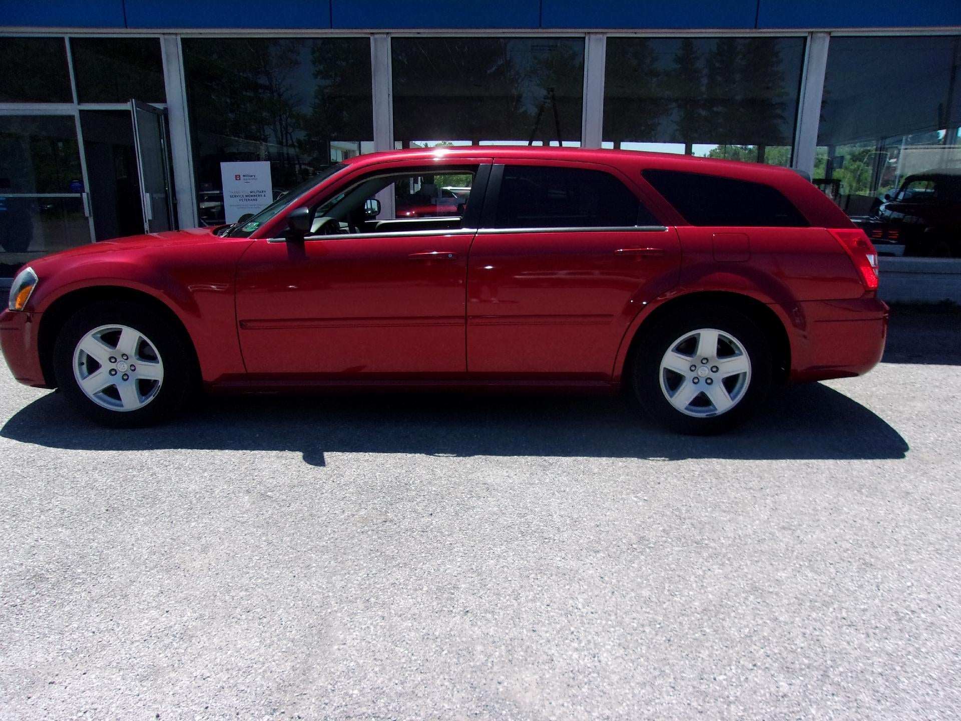 2005 Dodge Magnum SE